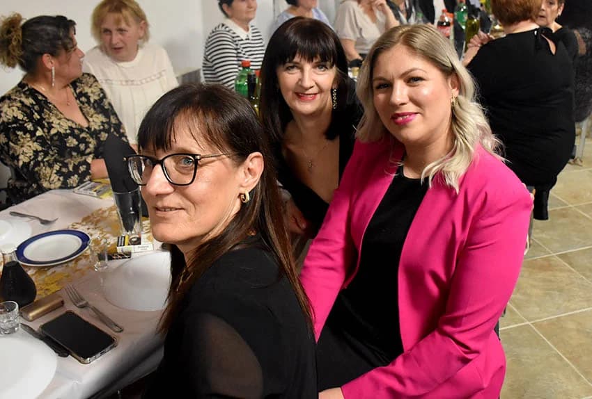 SLAVLJE U TORNJU: Kolom sa 130 žena i veselim pjesmama bake, supruge i djevojke proslavile svoj dan