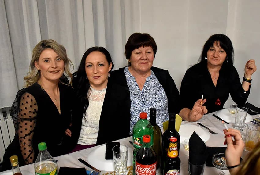 SLAVLJE U TORNJU: Kolom sa 130 žena i veselim pjesmama bake, supruge i djevojke proslavile svoj dan