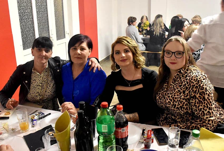 SLAVLJE U TORNJU: Kolom sa 130 žena i veselim pjesmama bake, supruge i djevojke proslavile svoj dan