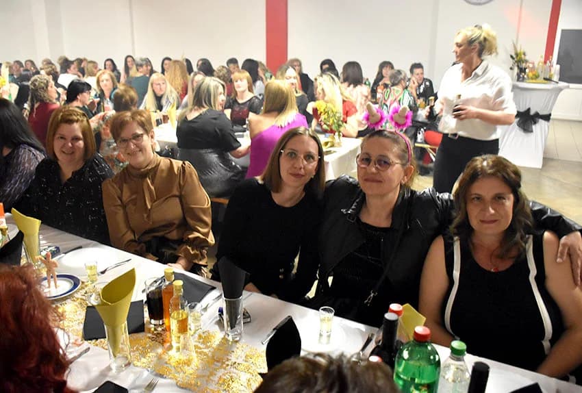 SLAVLJE U TORNJU: Kolom sa 130 žena i veselim pjesmama bake, supruge i djevojke proslavile svoj dan