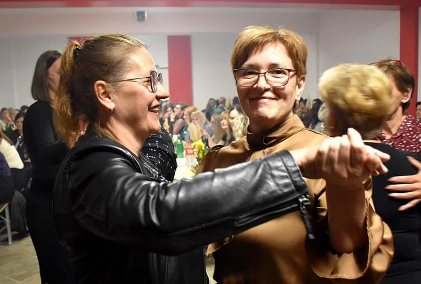 SLAVLJE U TORNJU: Kolom sa 130 žena i veselim pjesmama bake, supruge i djevojke proslavile svoj dan