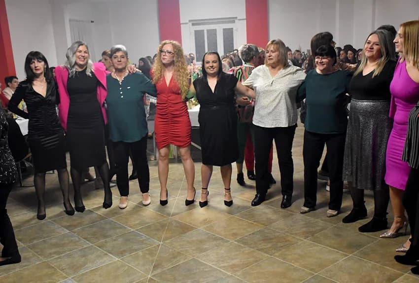 SLAVLJE U TORNJU: Kolom sa 130 žena i veselim pjesmama bake, supruge i djevojke proslavile svoj dan