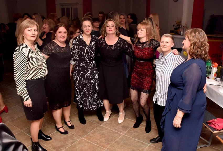 SLAVLJE U TORNJU: Kolom sa 130 žena i veselim pjesmama bake, supruge i djevojke proslavile svoj dan