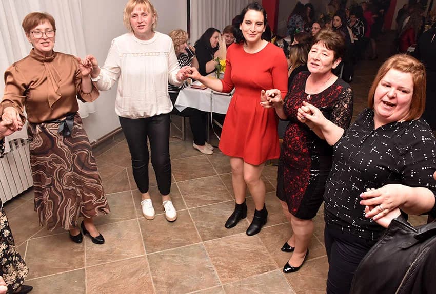 SLAVLJE U TORNJU: Kolom sa 130 žena i veselim pjesmama bake, supruge i djevojke proslavile svoj dan