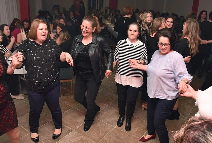 SLAVLJE U TORNJU: Kolom sa 130 žena i veselim pjesmama bake, supruge i djevojke proslavile svoj dan