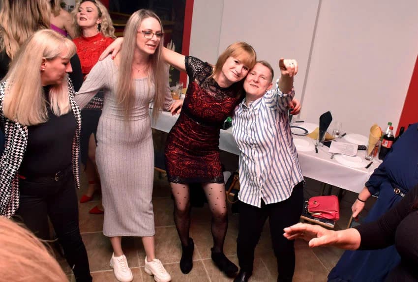 SLAVLJE U TORNJU: Kolom sa 130 žena i veselim pjesmama bake, supruge i djevojke proslavile svoj dan