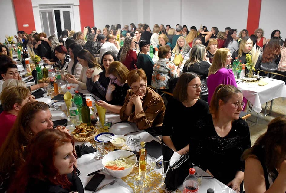 SLAVLJE U TORNJU: Kolom sa 130 žena i veselim pjesmama bake, supruge i djevojke proslavile svoj dan