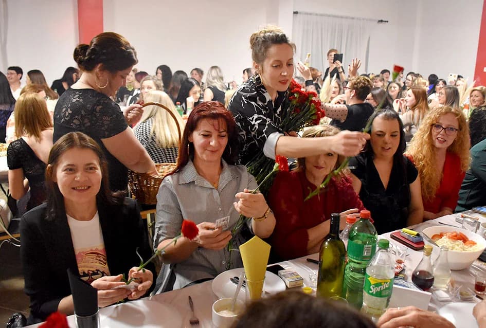 SLAVLJE U TORNJU: Kolom sa 130 žena i veselim pjesmama bake, supruge i djevojke proslavile svoj dan