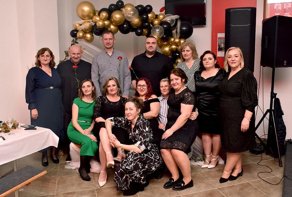 SLAVLJE U TORNJU: Kolom sa 130 žena i veselim pjesmama bake, supruge i djevojke proslavile svoj dan