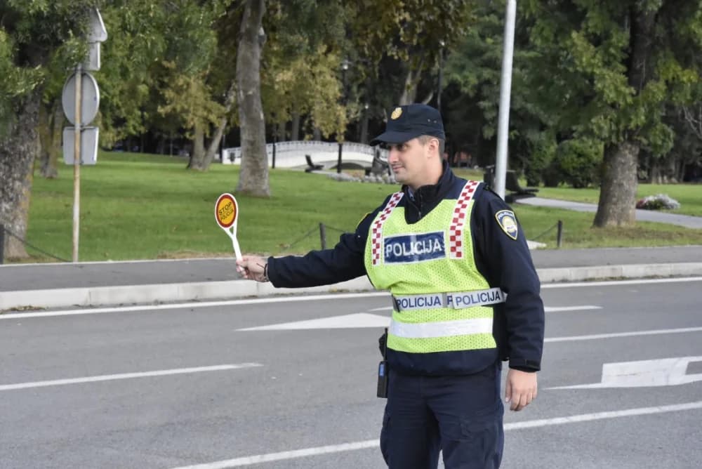 Udario u pješakinju pa pobjegao - policija traga za njim