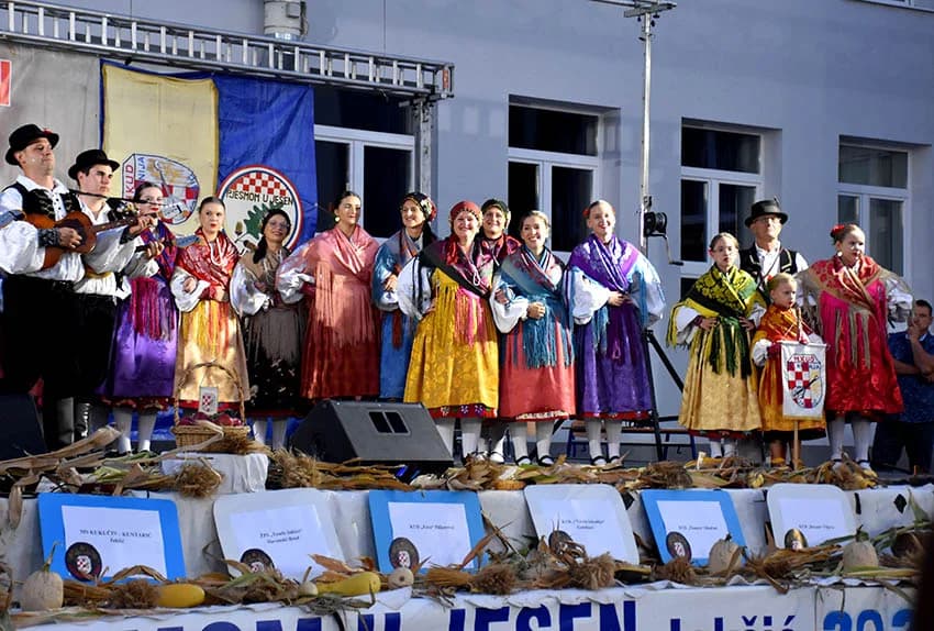 [FOTOGALERIJA] Ljepota tradicije i narodnih običaja dočarana na tradicionalnoj manifestaciji u Jakšiću ʼPjesmom u jesenʼ