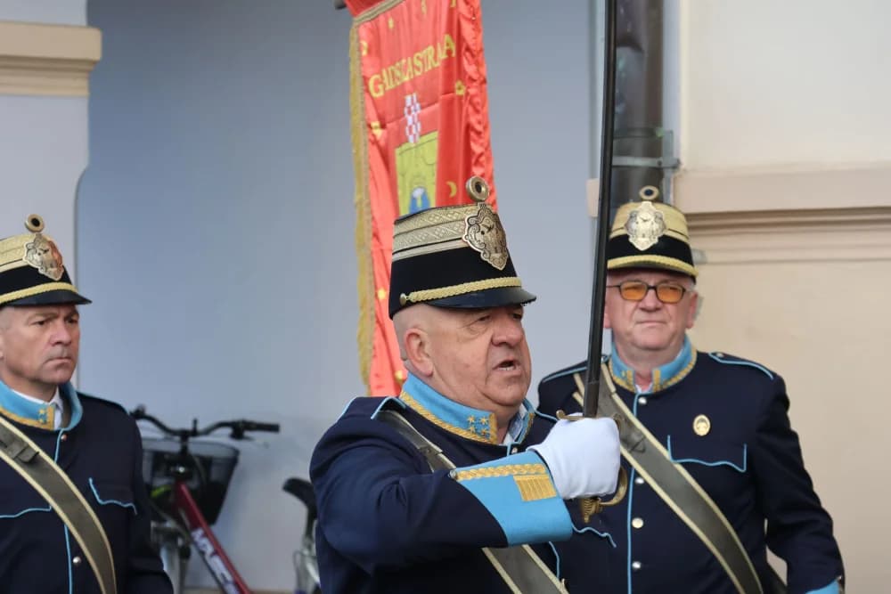 /FOTO-VIDEO/ Svečani prijavak požeške Gradske straže gradonačelniku Željku Glaviću povodom Dana grada