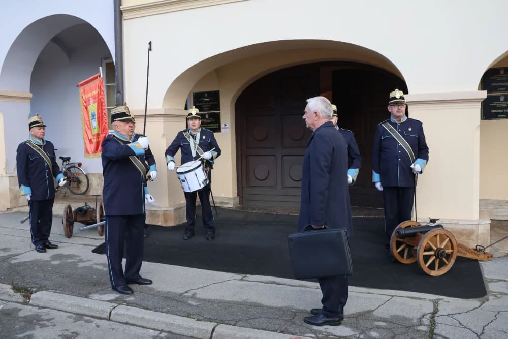 /FOTO-VIDEO/ Svečani prijavak požeške Gradske straže gradonačelniku Željku Glaviću povodom Dana grada