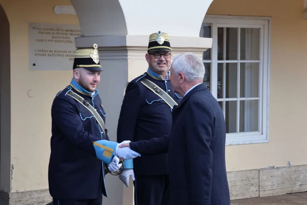 /FOTO-VIDEO/ Svečani prijavak požeške Gradske straže gradonačelniku Željku Glaviću povodom Dana grada
