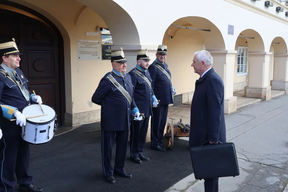 /FOTO-VIDEO/ Svečani prijavak požeške Gradske straže gradonačelniku Željku Glaviću povodom Dana grada