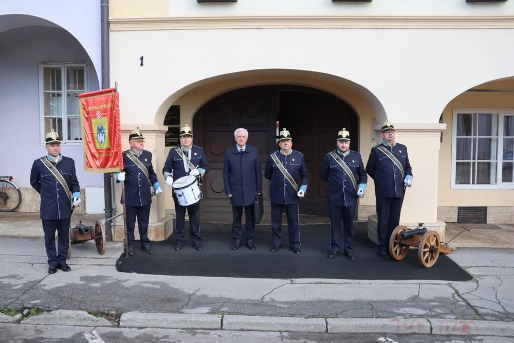 /FOTO-VIDEO/ Svečani prijavak požeške Gradske straže gradonačelniku Željku Glaviću povodom Dana grada