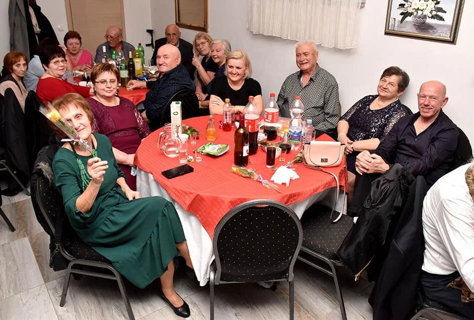 PROSLAVA DANA ŽENA U SVEČANOJ SALI LUKI: Pjesmom i  plesom  žene obilježile svoj dan