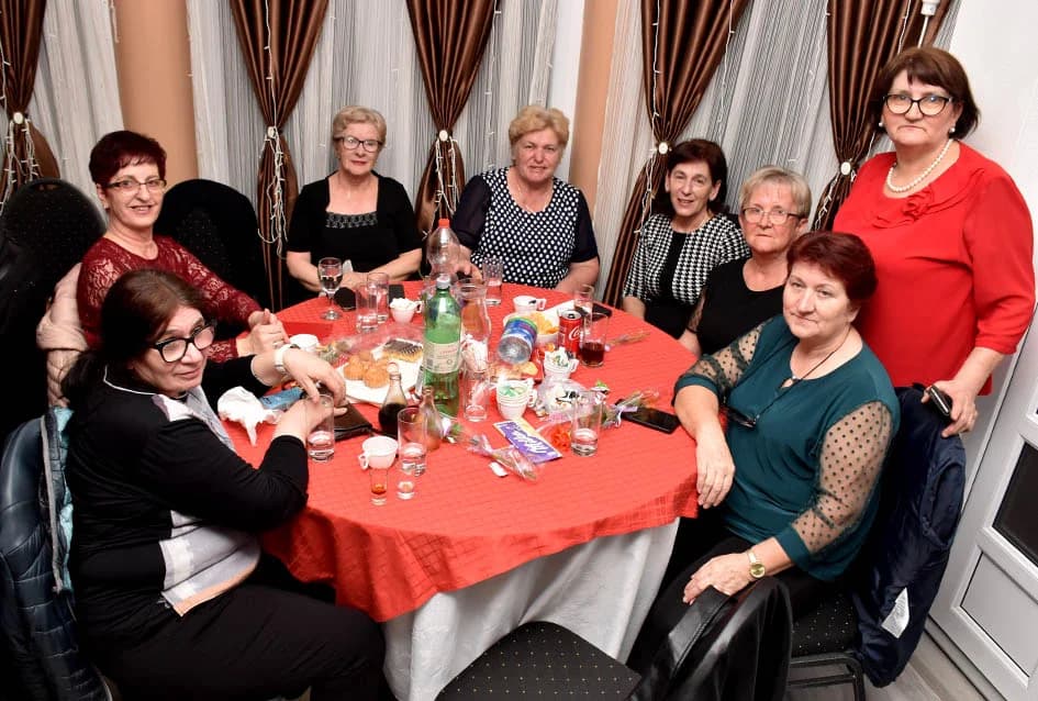 PROSLAVA DANA ŽENA U SVEČANOJ SALI LUKI: Pjesmom i  plesom  žene obilježile svoj dan