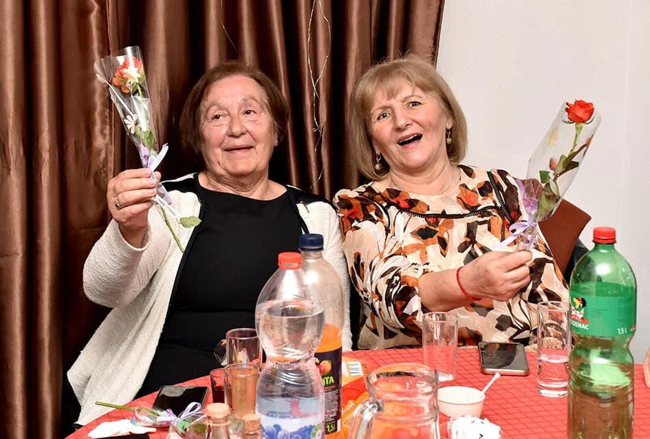 PROSLAVA DANA ŽENA U SVEČANOJ SALI LUKI: Pjesmom i  plesom  žene obilježile svoj dan