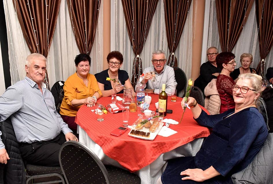 PROSLAVA DANA ŽENA U SVEČANOJ SALI LUKI: Pjesmom i  plesom  žene obilježile svoj dan