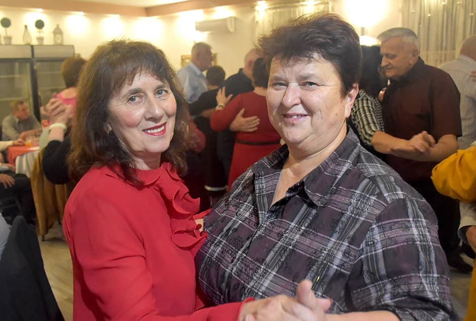 PROSLAVA DANA ŽENA U SVEČANOJ SALI LUKI: Pjesmom i  plesom  žene obilježile svoj dan