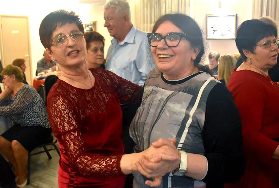 PROSLAVA DANA ŽENA U SVEČANOJ SALI LUKI: Pjesmom i  plesom  žene obilježile svoj dan