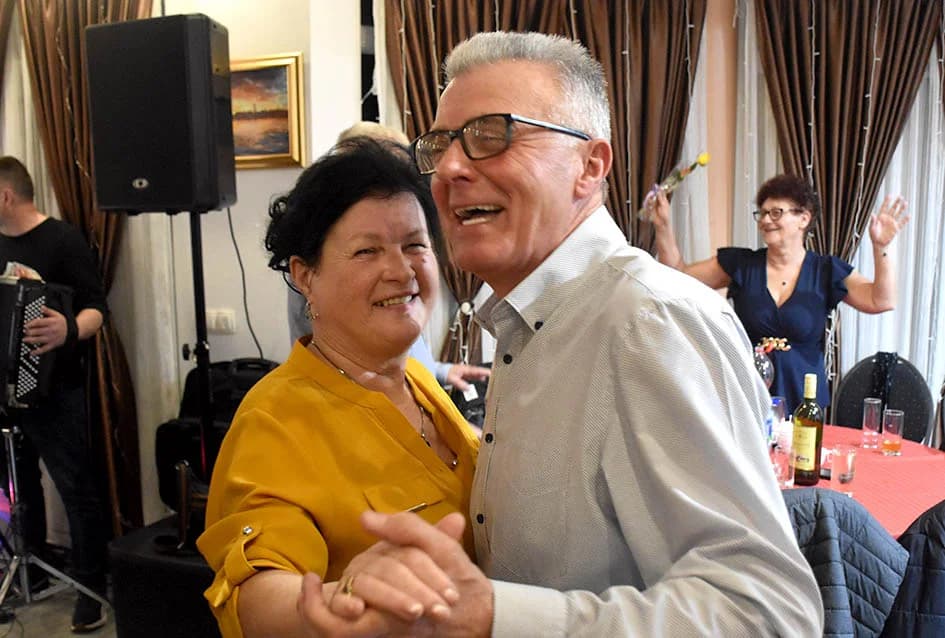 PROSLAVA DANA ŽENA U SVEČANOJ SALI LUKI: Pjesmom i  plesom  žene obilježile svoj dan