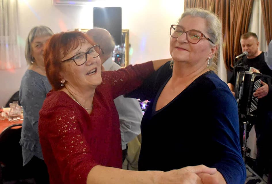 PROSLAVA DANA ŽENA U SVEČANOJ SALI LUKI: Pjesmom i  plesom  žene obilježile svoj dan