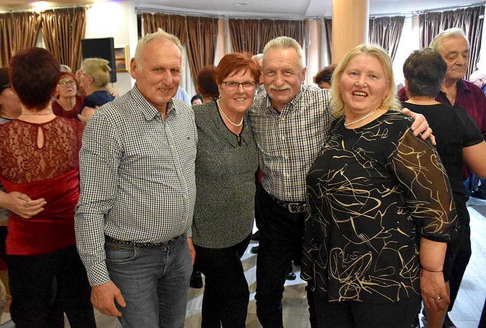 PROSLAVA DANA ŽENA U SVEČANOJ SALI LUKI: Pjesmom i  plesom  žene obilježile svoj dan