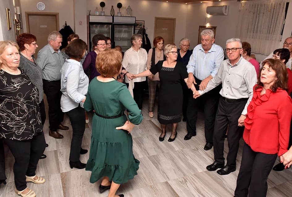 PROSLAVA DANA ŽENA U SVEČANOJ SALI LUKI: Pjesmom i  plesom  žene obilježile svoj dan