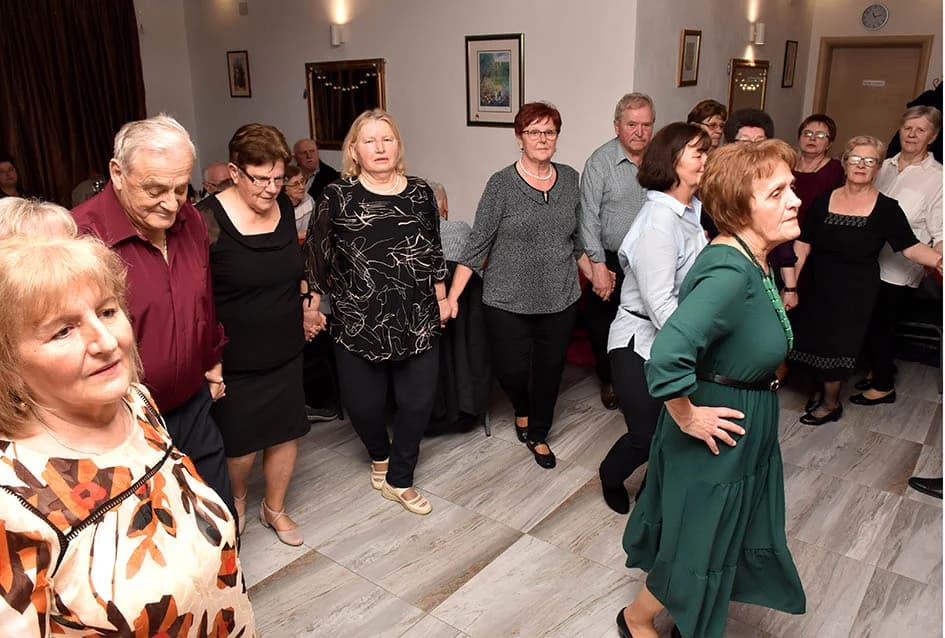 PROSLAVA DANA ŽENA U SVEČANOJ SALI LUKI: Pjesmom i  plesom  žene obilježile svoj dan
