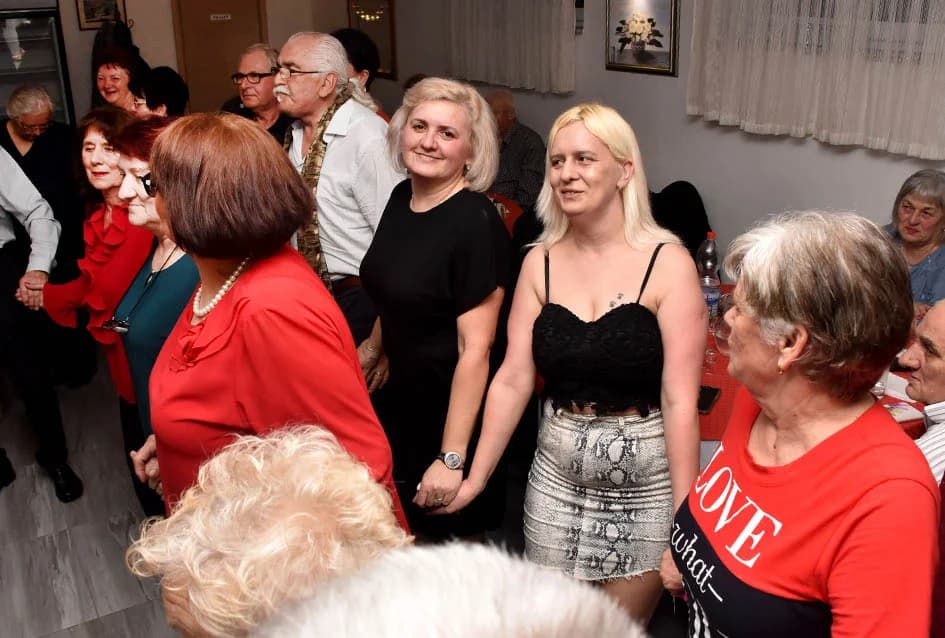 PROSLAVA DANA ŽENA U SVEČANOJ SALI LUKI: Pjesmom i  plesom  žene obilježile svoj dan