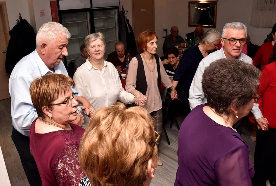 PROSLAVA DANA ŽENA U SVEČANOJ SALI LUKI: Pjesmom i  plesom  žene obilježile svoj dan