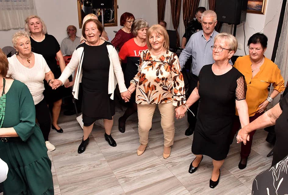 PROSLAVA DANA ŽENA U SVEČANOJ SALI LUKI: Pjesmom i  plesom  žene obilježile svoj dan