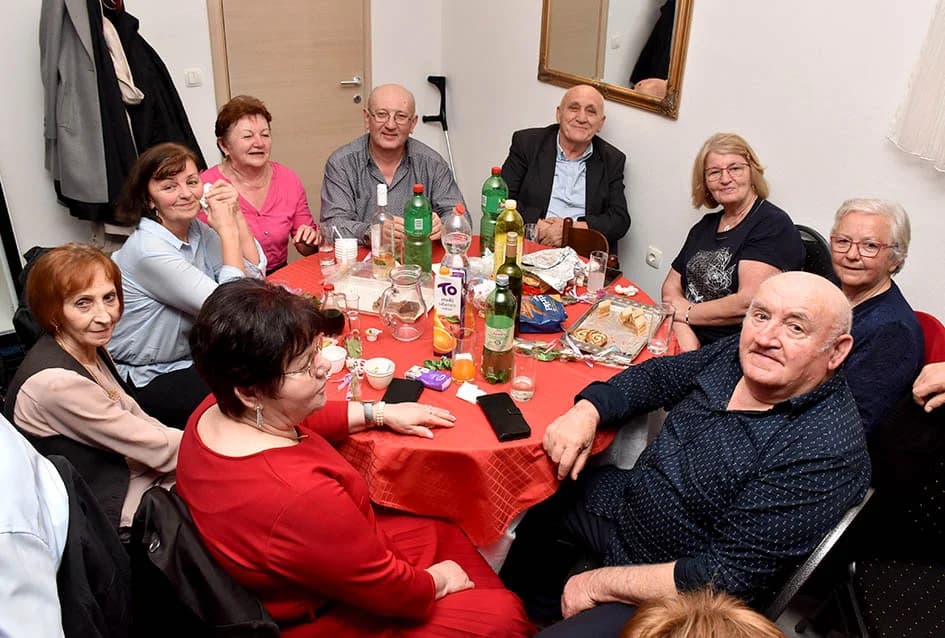 PROSLAVA DANA ŽENA U SVEČANOJ SALI LUKI: Pjesmom i  plesom  žene obilježile svoj dan