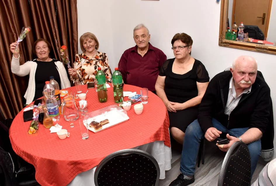PROSLAVA DANA ŽENA U SVEČANOJ SALI LUKI: Pjesmom i  plesom  žene obilježile svoj dan