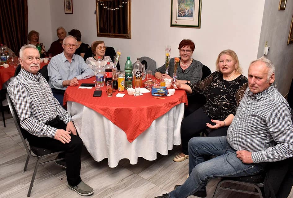 PROSLAVA DANA ŽENA U SVEČANOJ SALI LUKI: Pjesmom i  plesom  žene obilježile svoj dan