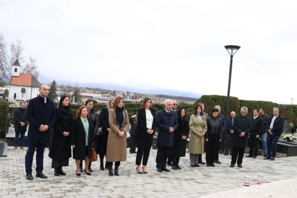 Položeni vijenci i zapaljene svijeće na Groblju sv. Ilije i Trgu 123. brigade povodom obiljeđavanja Dana grada Požege