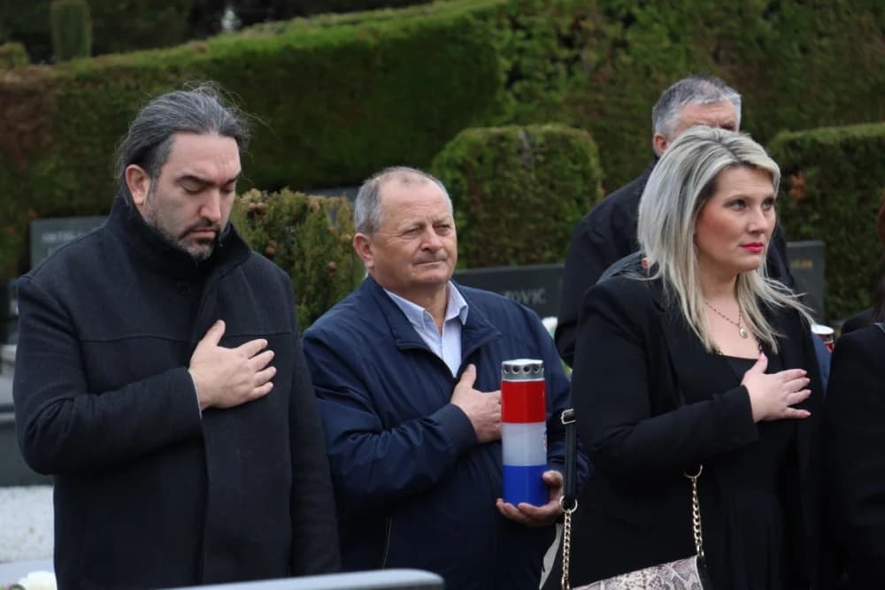 Položeni vijenci i zapaljene svijeće na Groblju sv. Ilije i Trgu 123. brigade povodom obiljeđavanja Dana grada Požege