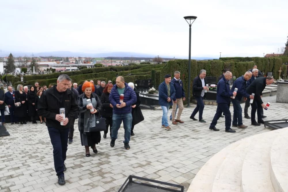 Položeni vijenci i zapaljene svijeće na Groblju sv. Ilije i Trgu 123. brigade povodom obiljeđavanja Dana grada Požege