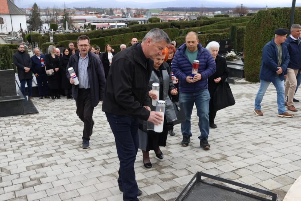 Položeni vijenci i zapaljene svijeće na Groblju sv. Ilije i Trgu 123. brigade povodom obiljeđavanja Dana grada Požege