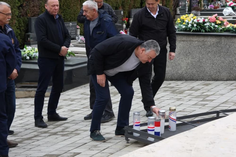 Položeni vijenci i zapaljene svijeće na Groblju sv. Ilije i Trgu 123. brigade povodom obiljeđavanja Dana grada Požege