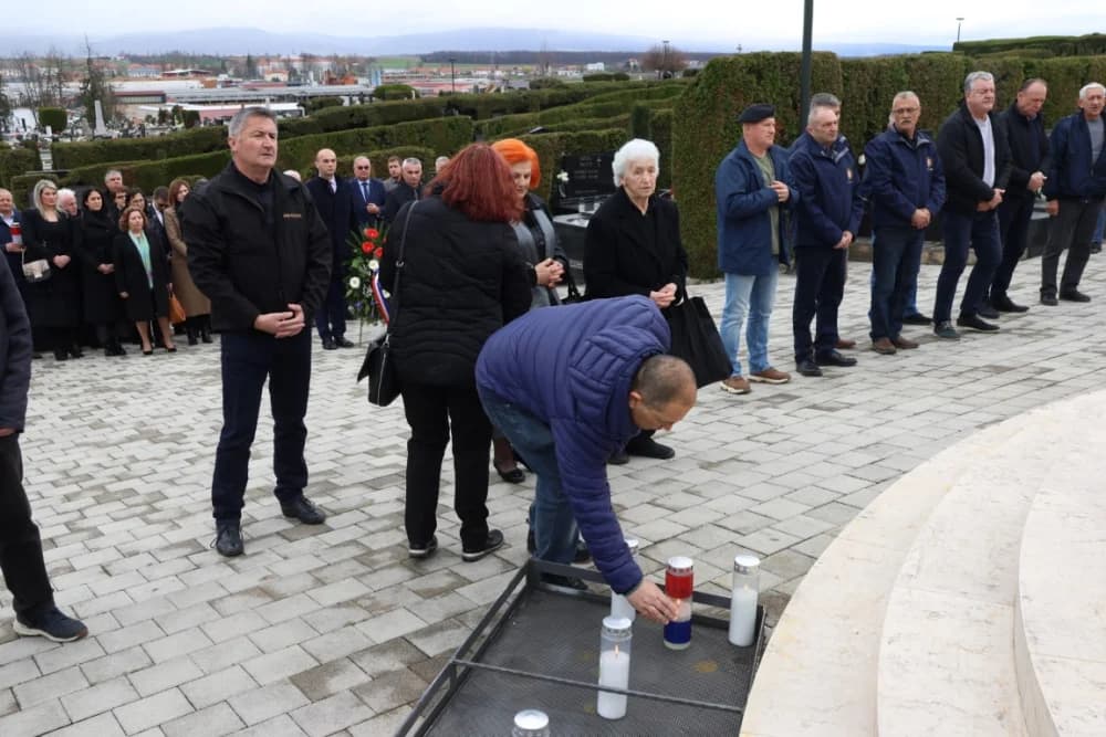 Položeni vijenci i zapaljene svijeće na Groblju sv. Ilije i Trgu 123. brigade povodom obiljeđavanja Dana grada Požege