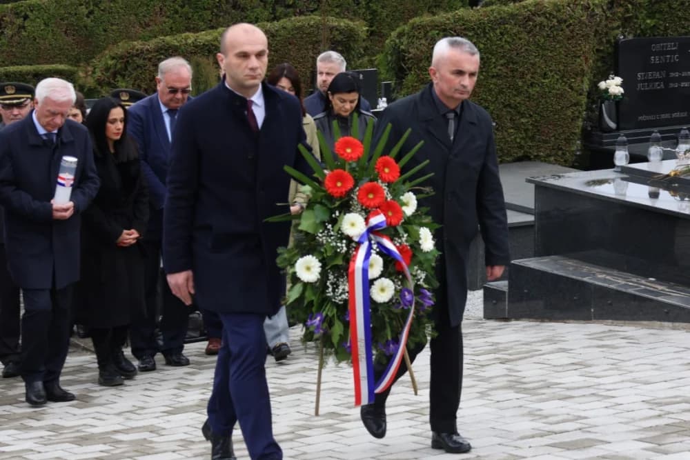 Položeni vijenci i zapaljene svijeće na Groblju sv. Ilije i Trgu 123. brigade povodom obiljeđavanja Dana grada Požege