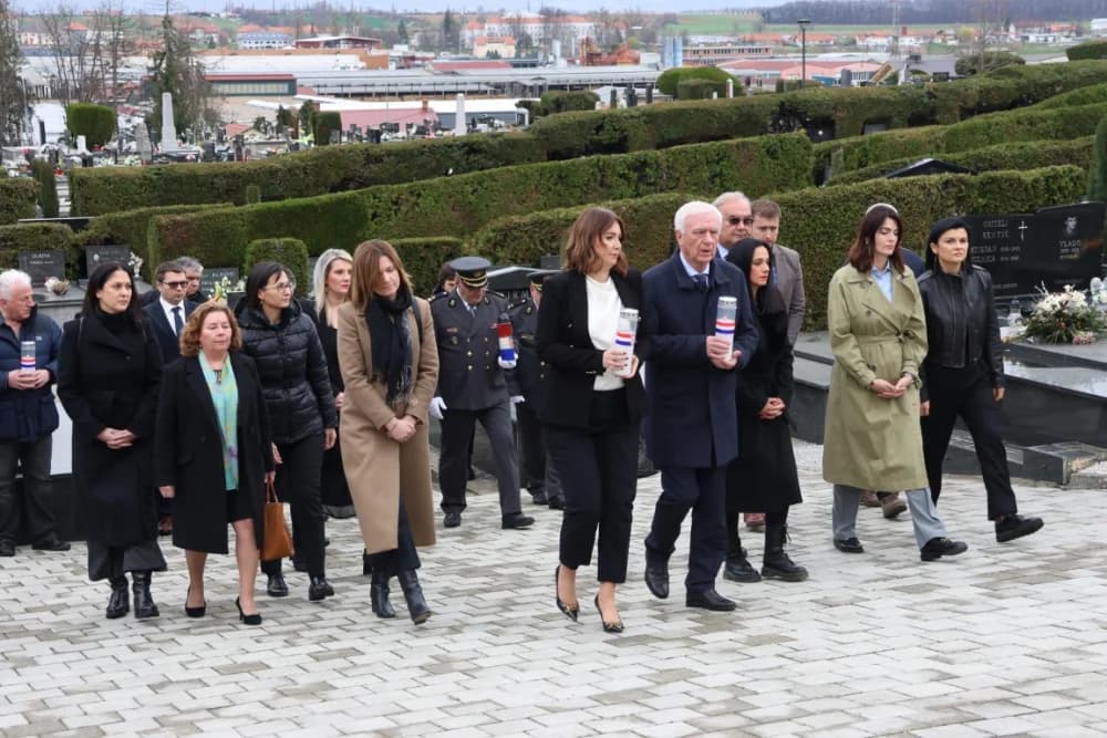 Položeni vijenci i zapaljene svijeće na Groblju sv. Ilije i Trgu 123. brigade povodom obiljeđavanja Dana grada Požege