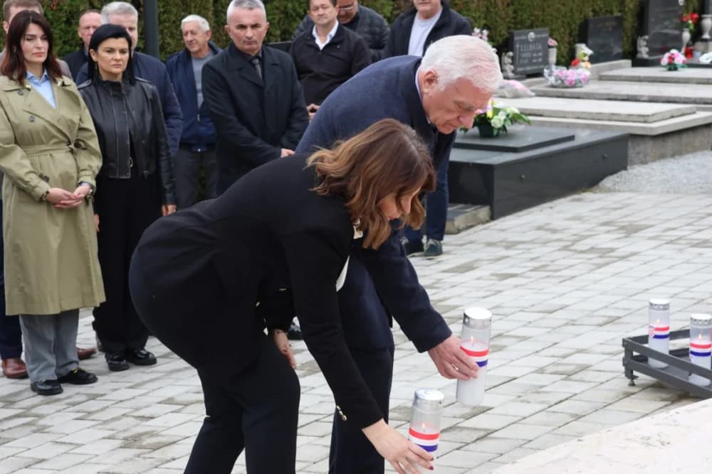 Položeni vijenci i zapaljene svijeće na Groblju sv. Ilije i Trgu 123. brigade povodom obiljeđavanja Dana grada Požege
