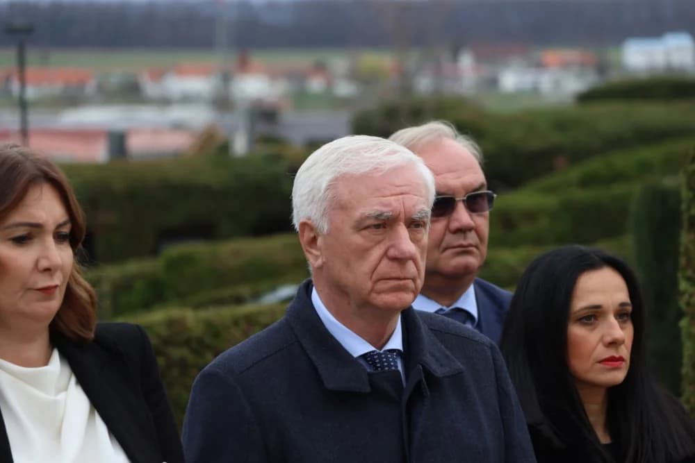 Položeni vijenci i zapaljene svijeće na Groblju sv. Ilije i Trgu 123. brigade povodom obiljeđavanja Dana grada Požege