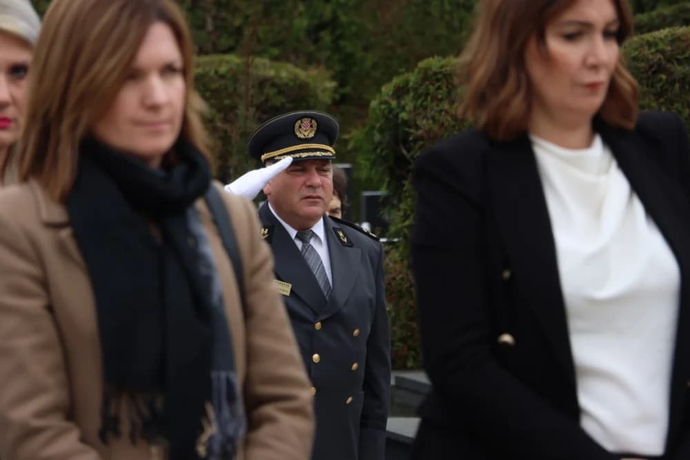Položeni vijenci i zapaljene svijeće na Groblju sv. Ilije i Trgu 123. brigade povodom obiljeđavanja Dana grada Požege