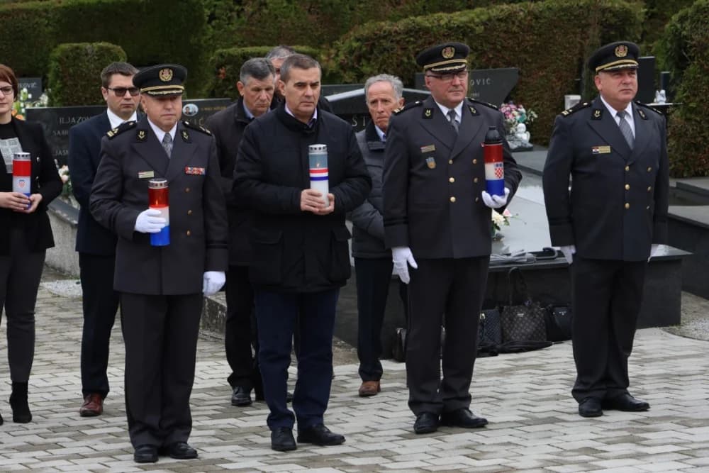 Položeni vijenci i zapaljene svijeće na Groblju sv. Ilije i Trgu 123. brigade povodom obiljeđavanja Dana grada Požege