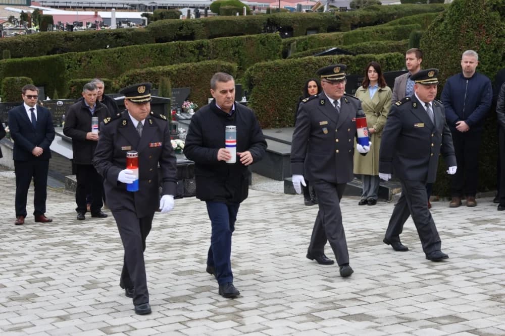 Položeni vijenci i zapaljene svijeće na Groblju sv. Ilije i Trgu 123. brigade povodom obiljeđavanja Dana grada Požege